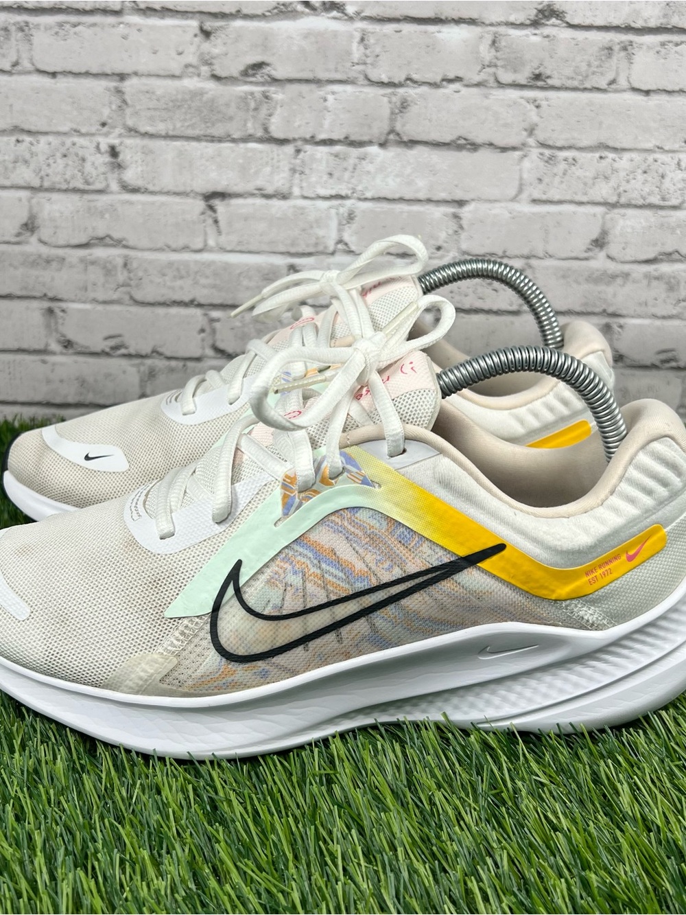 Women's Nike Quest 5 Premium - White/University Gold/Pinksicle Size 9